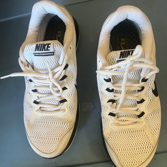 Nike Dual Fusion White and Black Sneakers New - Picture 1 of 5